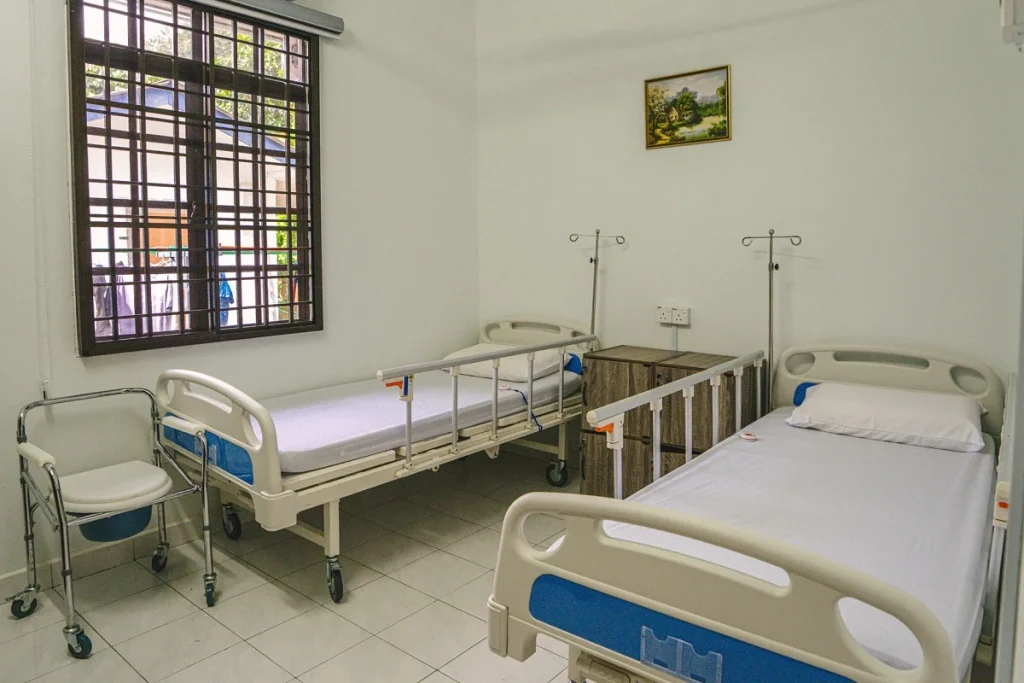 Staffs at our nursing care facilities are trained in the use of various nursing care equipment.